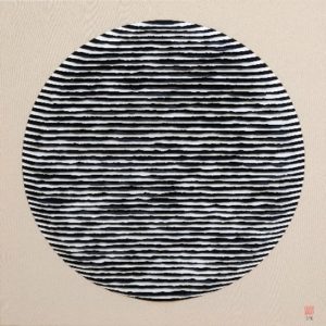 1-500. CÍRCULO BLANCO Y NEGRO RAYADO. 75 x 75 cm